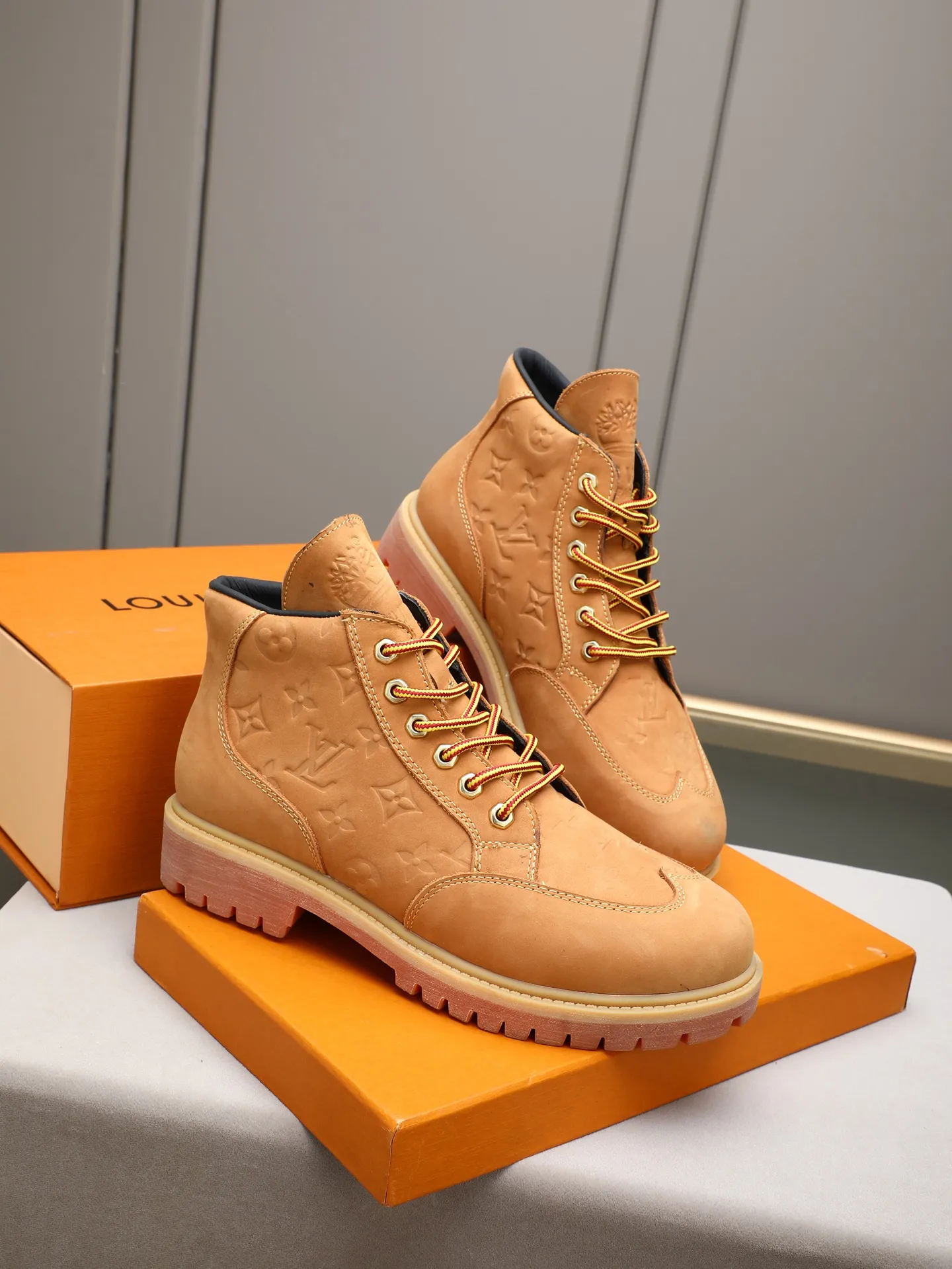 PP460 LOUIS VUITTON ss25 LV donkey brand new thick-soled lace-up big-toe shoes men's casual shoes high-top short boots. These boots are crafted from top-grain calf leather for a lightweight and comfortable fit. The thick EVA outsole is embellished with eye-catching ridges, and the trendy attitude of being both strong and soft makes it an everyday choice. ✔Upper: imported first-layer cowhide ✔Inner lining: sheep lining ✔Outsole: original molded outsole Size: 38-44 (45 customized)